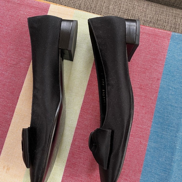 Exquisite Ferragamo Black Satin Flats - Picture 4 of 5